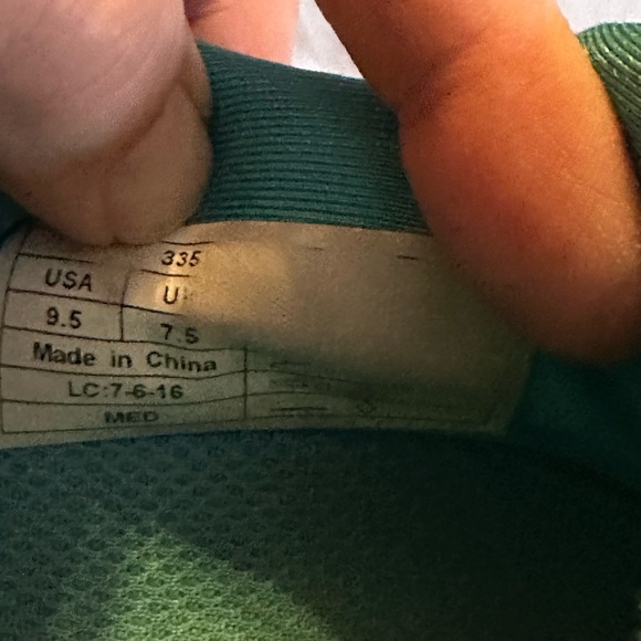 GUC Vionic tennis shoes. Size 9.5. - Picture 7 of 12